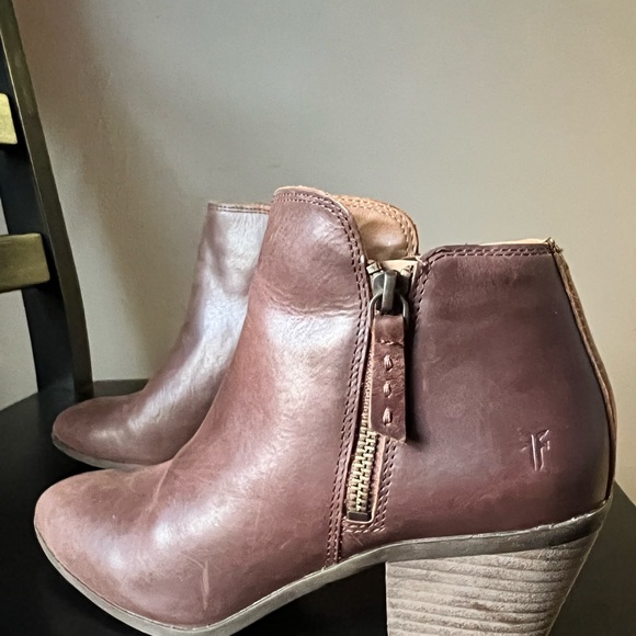Like-New FRYE Judith Zip Leather Booties (Dark Brown) Size 7M - Picture 4 of 4
